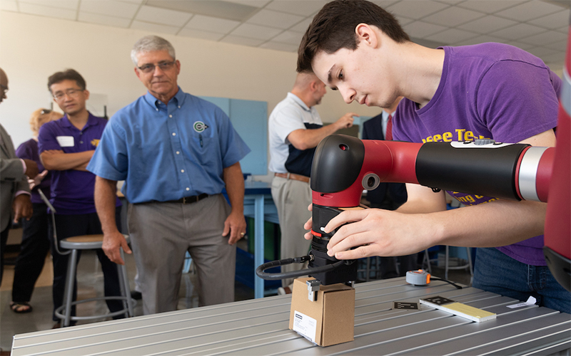 田纳西理工大学工程学院获赠单臂机器人